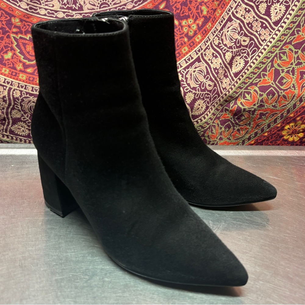Marc Fisher sz 6 suede bootie pointed toe